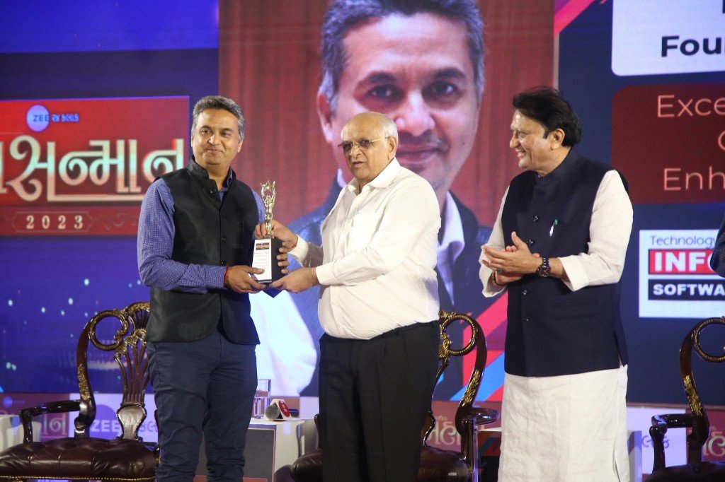 Bhavin Shah receiving the ZEE 24 Kalak MahaSanman 2023 trophy